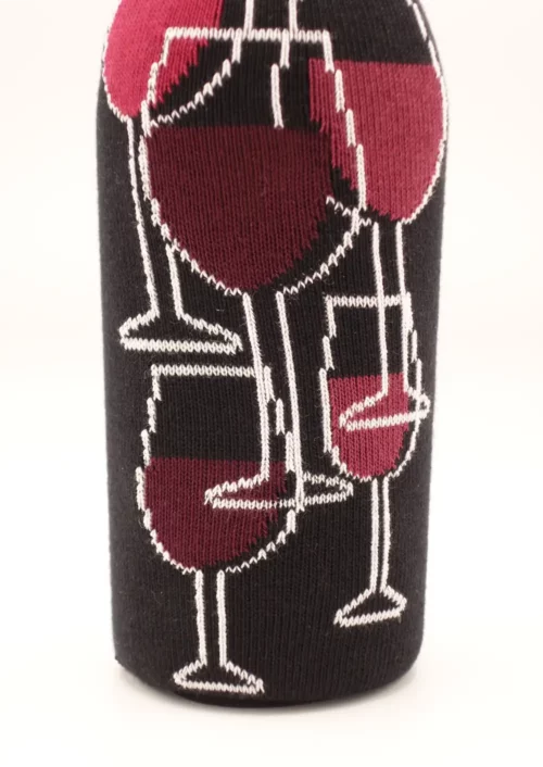 le cache bouteille pour le vin a des motifs de verres de vin