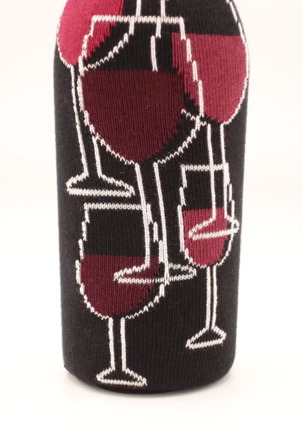 le cache bouteille pour le vin a des motifs de verres de vin